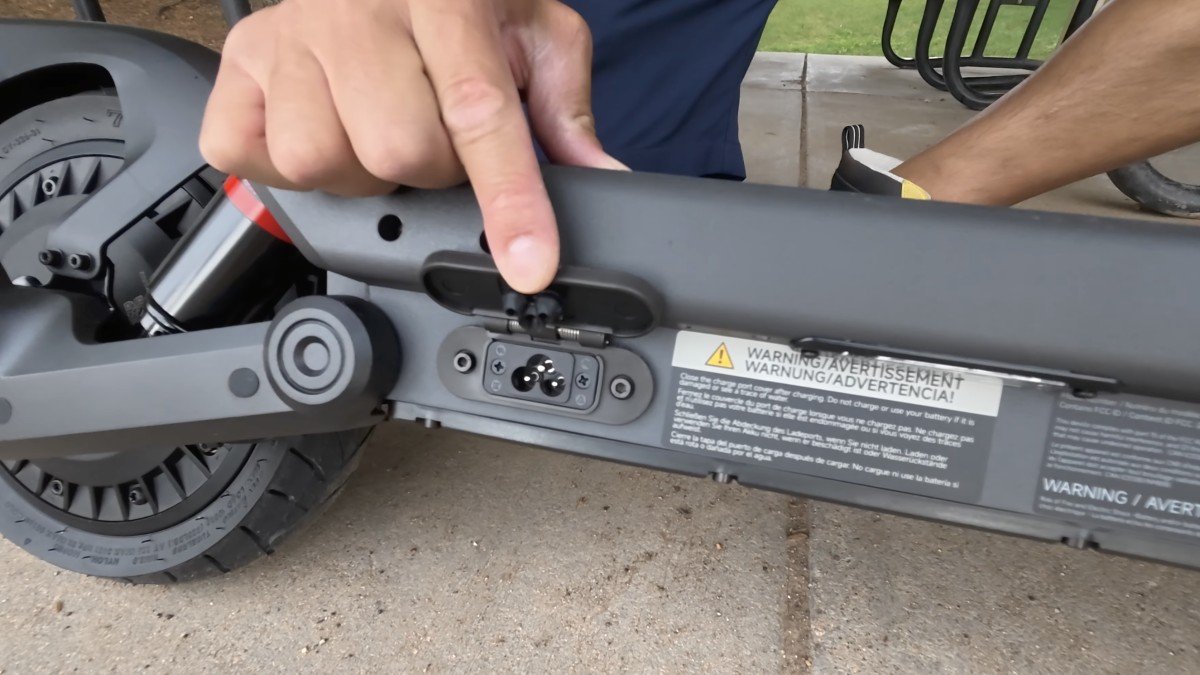 Segway Max G3 Plus charge port.png