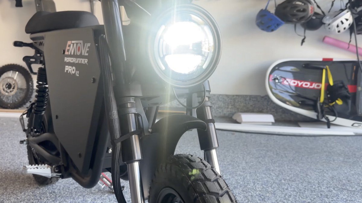 EMOVE RoadRunner Pro V2 headlight.png EMOVE RoadRunner Pro V2 headlight.png