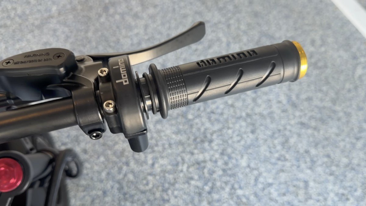 EMOVE RoadRunner Pro V2 throttle.png EMOVE RoadRunner Pro V2 throttle.png