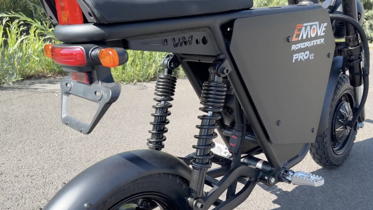 EMOVE RoadRunner Pro V2 rear suspension.png EMOVE RoadRunner Pro V2 rear suspension.png