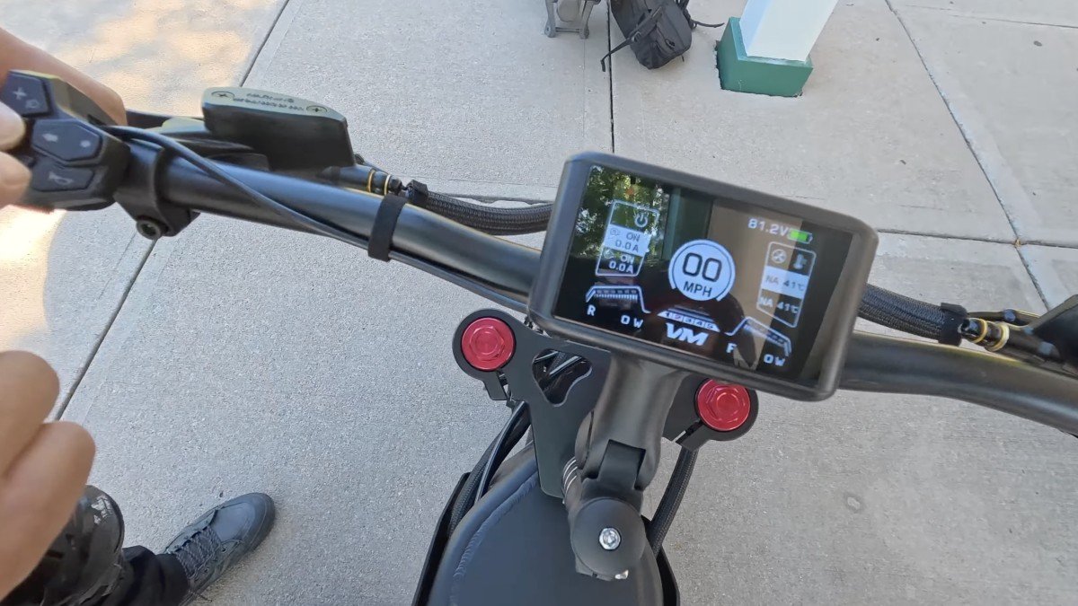EMOVE RoadRunner Pro V2 display.png EMOVE RoadRunner Pro V2 display.png