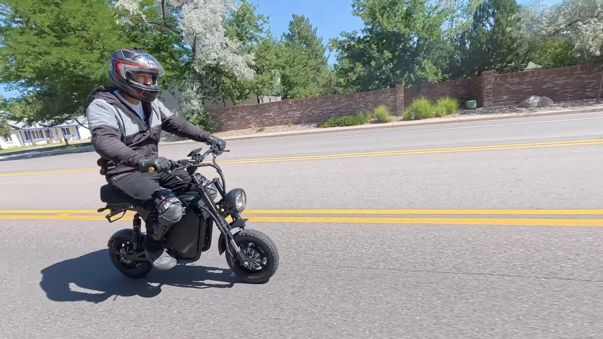 EMOVE RoadRunner Pro V2 street ride.png EMOVE RoadRunner Pro V2 street ride.png