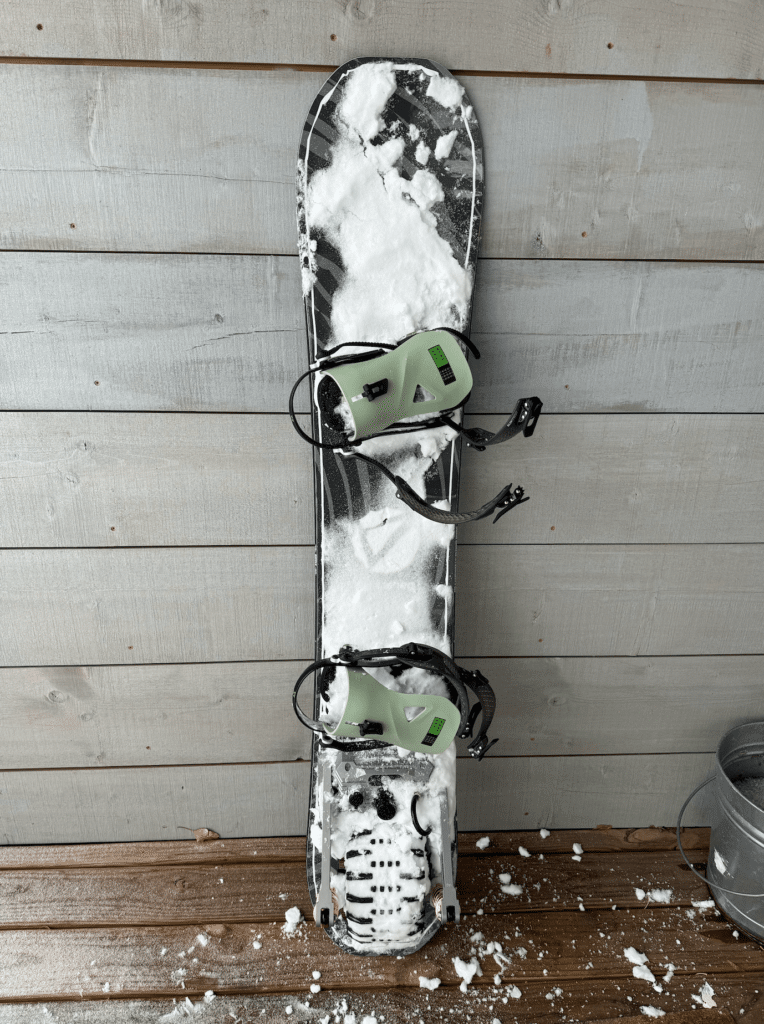 Cyrusher Ripple Electric Snowboard covered in snow after testing and reviewing it review 1
