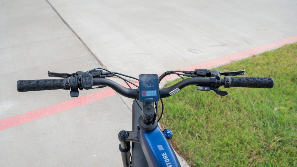 Aventon Aventure 3 Review: Tech upgrades, real power, and smarter security in a stylish fat-tire cruiser. 5 aventon aventure 3 cockpit