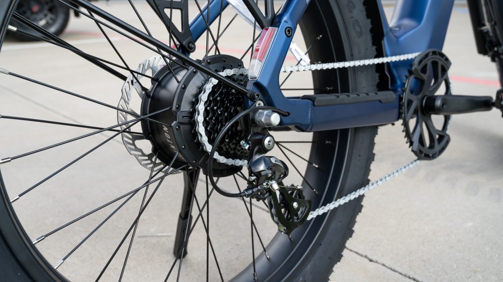 Aventon Aventure 3 Review: Tech upgrades, real power, and smarter security in a stylish fat-tire cruiser. 8 aventon aventure 3 gearing